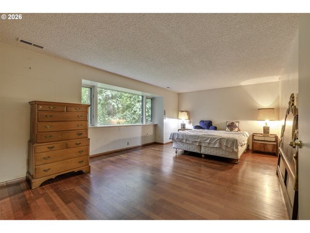 5830 Nw CORNELL Rd, Portland, OR 97210