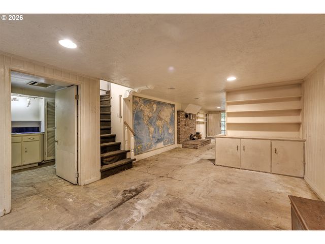 5830 Nw CORNELL Rd, Portland, OR 97210