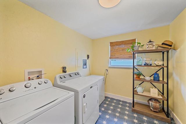 130 E SEMINOLE DRIVE, Venice, FL 34293