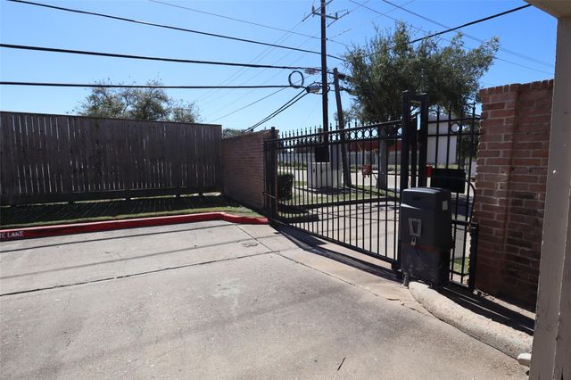 6601 Sands Point Drive 74, Houston, TX 77074