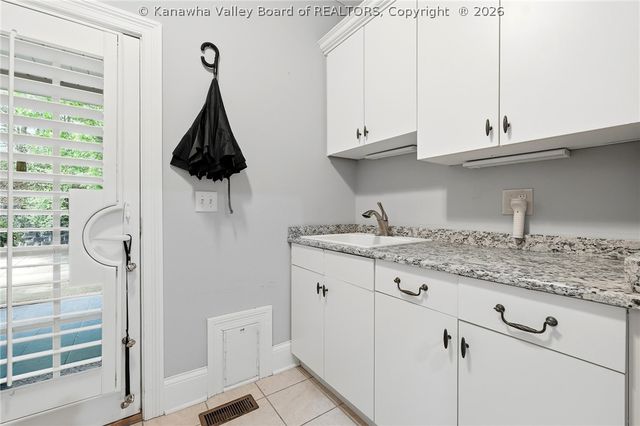1024 Crestmont Road, Hurricane, WV 25526