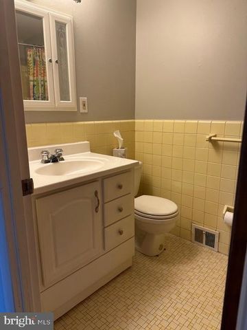 817 RENNARD CIR, Philadelphia, PA 19116