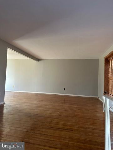 817 RENNARD CIR, Philadelphia, PA 19116