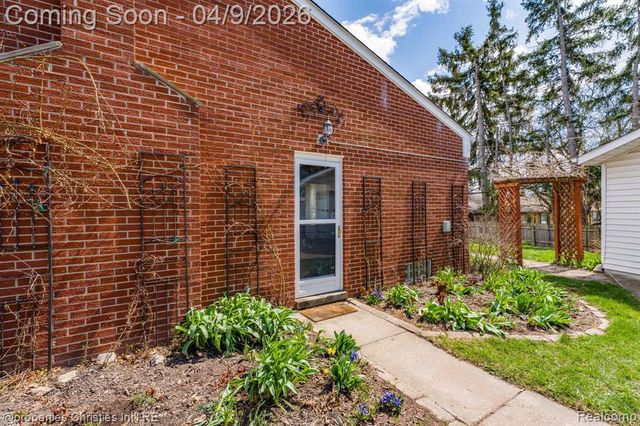 4211 Yorba Linda Boulevard, Royal Oak, MI 48073