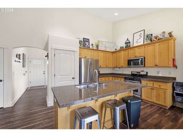 1076 S 40TH Pl, Springfield, OR 97478