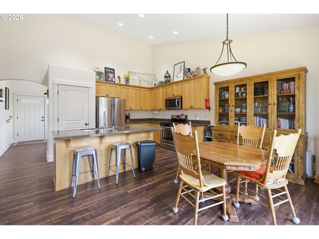 1076 S 40TH Pl, Springfield, OR 97478