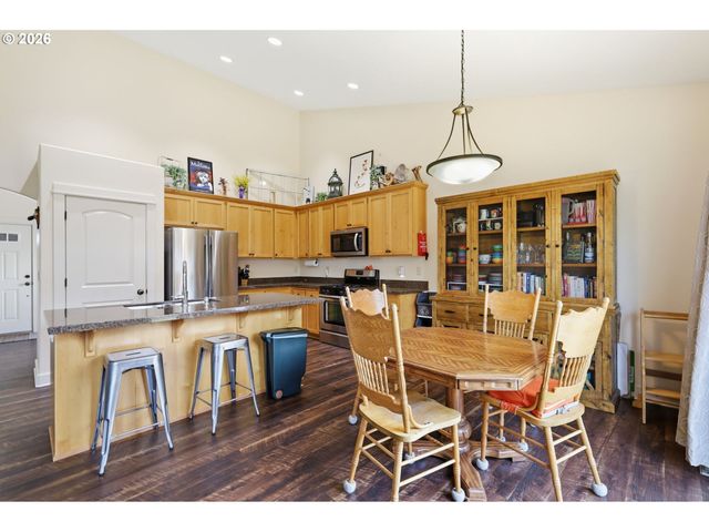 1076 S 40TH Pl, Springfield, OR 97478