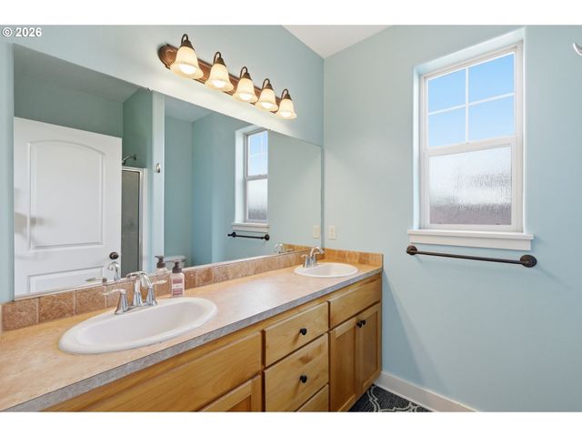 1076 S 40TH Pl, Springfield, OR 97478