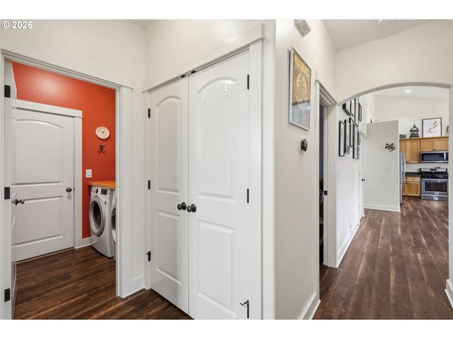 1076 S 40TH Pl, Springfield, OR 97478