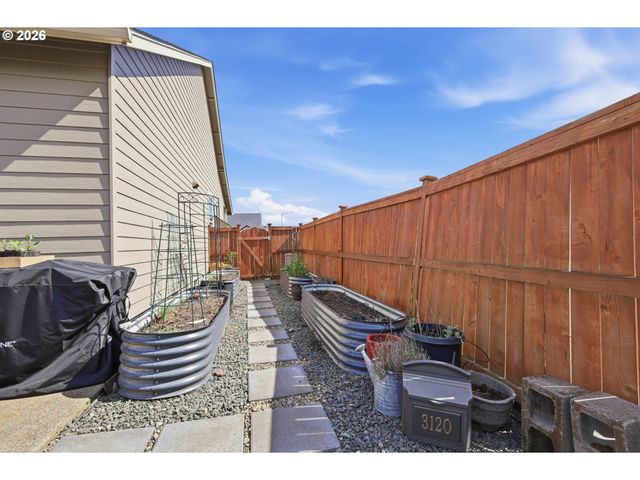 1076 S 40TH Pl, Springfield, OR 97478