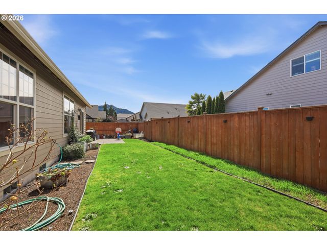 1076 S 40TH Pl, Springfield, OR 97478