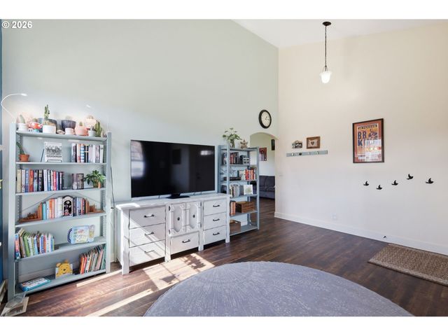 1076 S 40TH Pl, Springfield, OR 97478