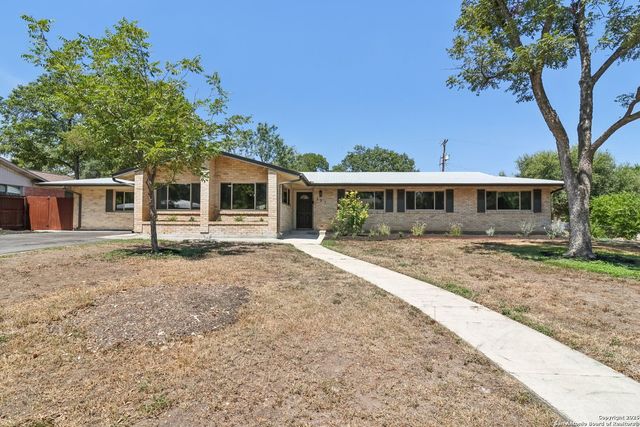 131 Shadywood Ln, San Antonio, TX 78230