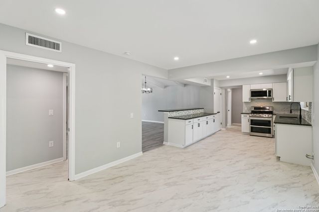 131 Shadywood Ln, San Antonio, TX 78230