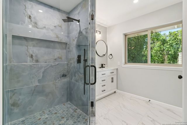 131 Shadywood Ln, San Antonio, TX 78230