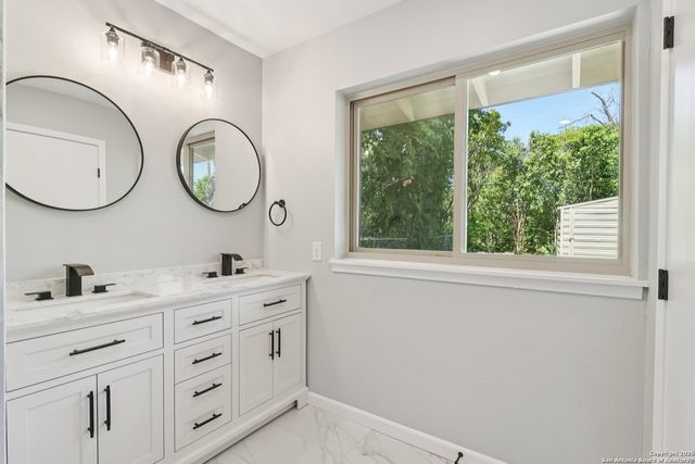 131 Shadywood Ln, San Antonio, TX 78230