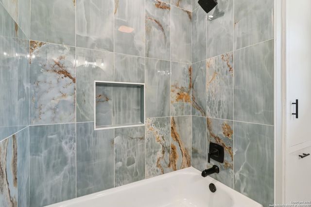 131 Shadywood Ln, San Antonio, TX 78230