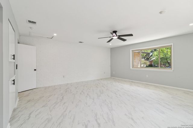 131 Shadywood Ln, San Antonio, TX 78230