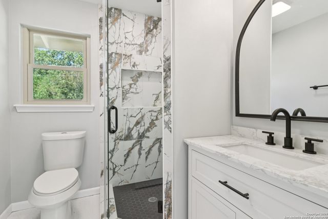 131 Shadywood Ln, San Antonio, TX 78230