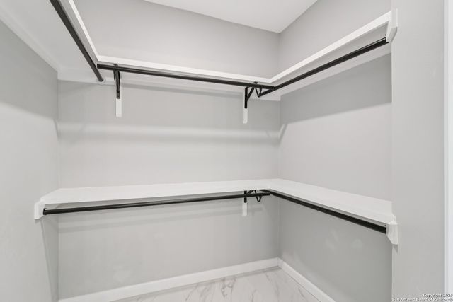 131 Shadywood Ln, San Antonio, TX 78230