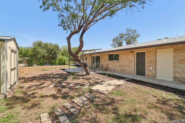 131 Shadywood Ln, San Antonio, TX 78230