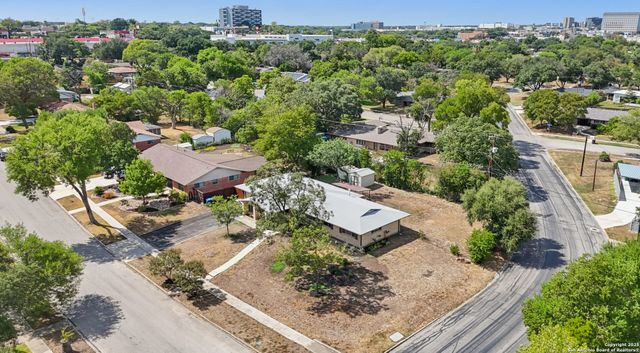 131 Shadywood Ln, San Antonio, TX 78230