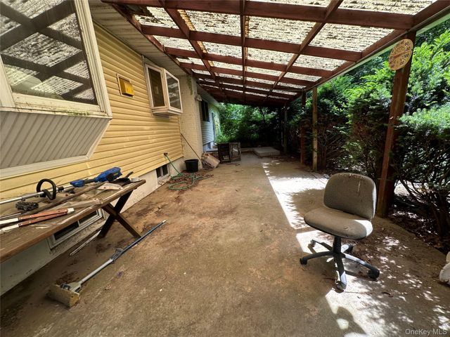 20 Croft Lane, Smithtown, NY 11787