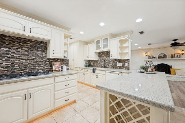 849 Wheelwood Drive, Hurst, TX 76053