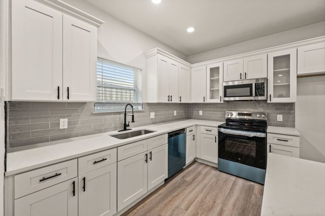 830 E Powell Avenue, Fort Worth, TX 76104