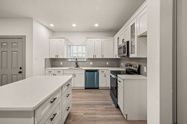 830 E Powell Avenue, Fort Worth, TX 76104