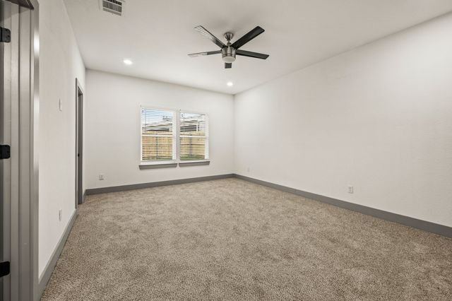 830 E Powell Avenue, Fort Worth, TX 76104