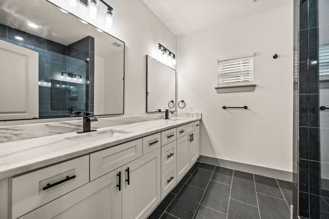 830 E Powell Avenue, Fort Worth, TX 76104
