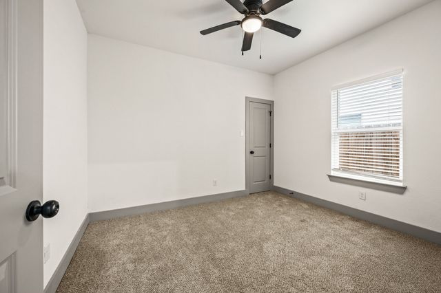 830 E Powell Avenue, Fort Worth, TX 76104