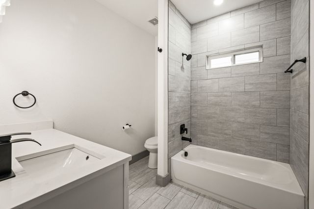830 E Powell Avenue, Fort Worth, TX 76104