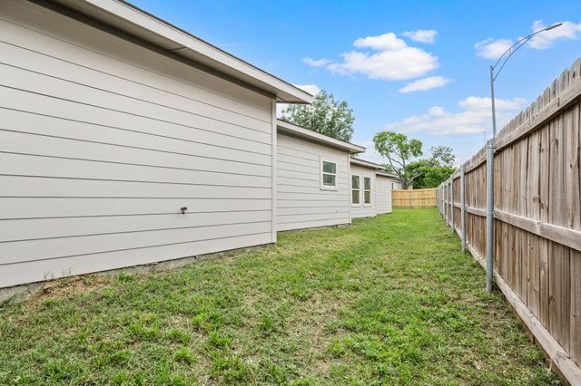 830 E Powell Avenue, Fort Worth, TX 76104
