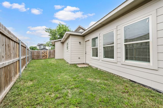 830 E Powell Avenue, Fort Worth, TX 76104