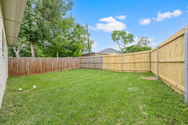 830 E Powell Avenue, Fort Worth, TX 76104