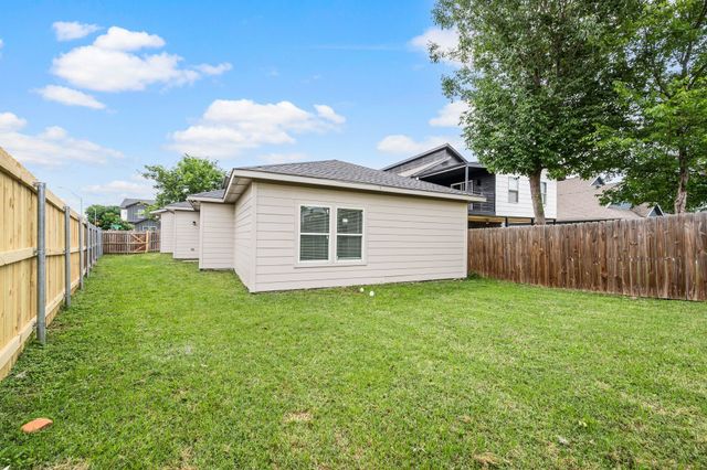 830 E Powell Avenue, Fort Worth, TX 76104