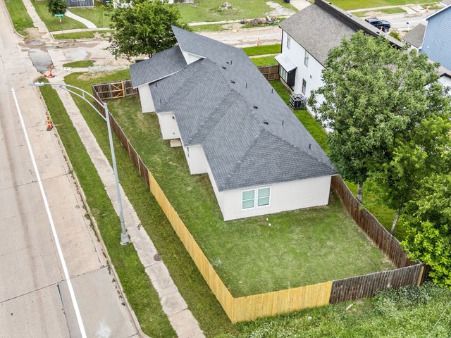 830 E Powell Avenue, Fort Worth, TX 76104