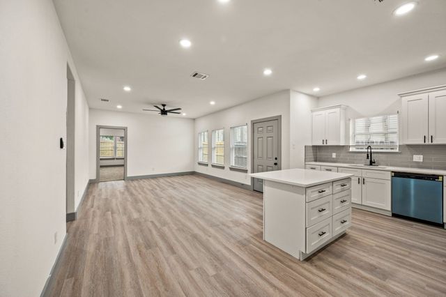 830 E Powell Avenue, Fort Worth, TX 76104