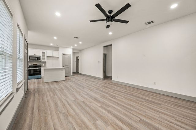 830 E Powell Avenue, Fort Worth, TX 76104