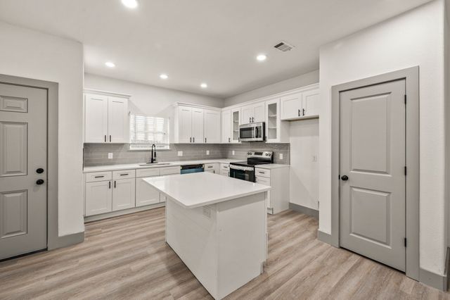 830 E Powell Avenue, Fort Worth, TX 76104