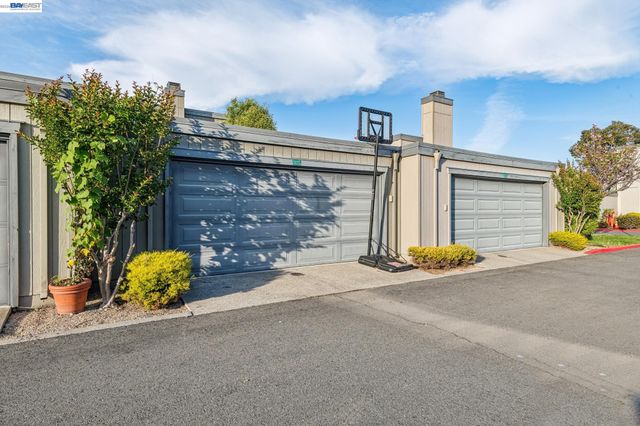 3447 Capella Ln, Alameda, CA 94502
