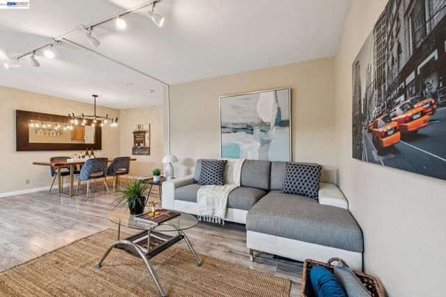 3447 Capella Ln, Alameda, CA 94502