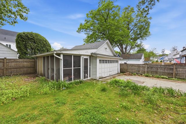 9 Texel Dr, Springfield, MA 01108
