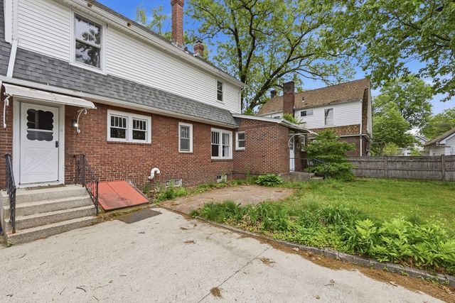 9 Texel Dr, Springfield, MA 01108