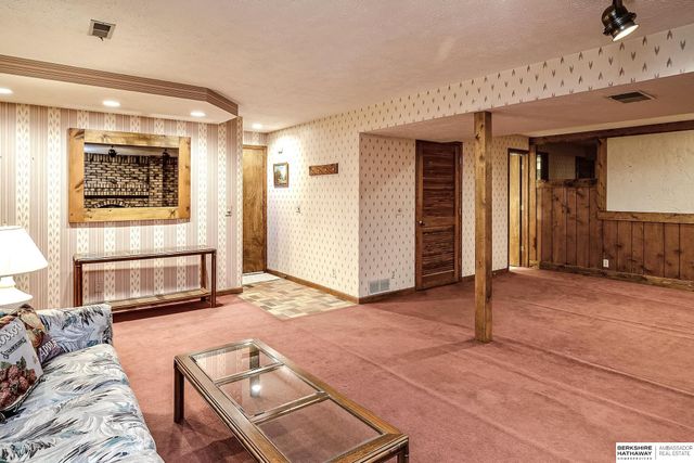 5603 T Street, Omaha, NE 68117