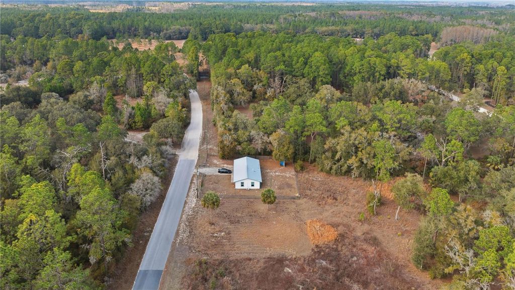 Image 20 of property listing at 19511 SE 110TH AVENUE, Inglis, FL 34449