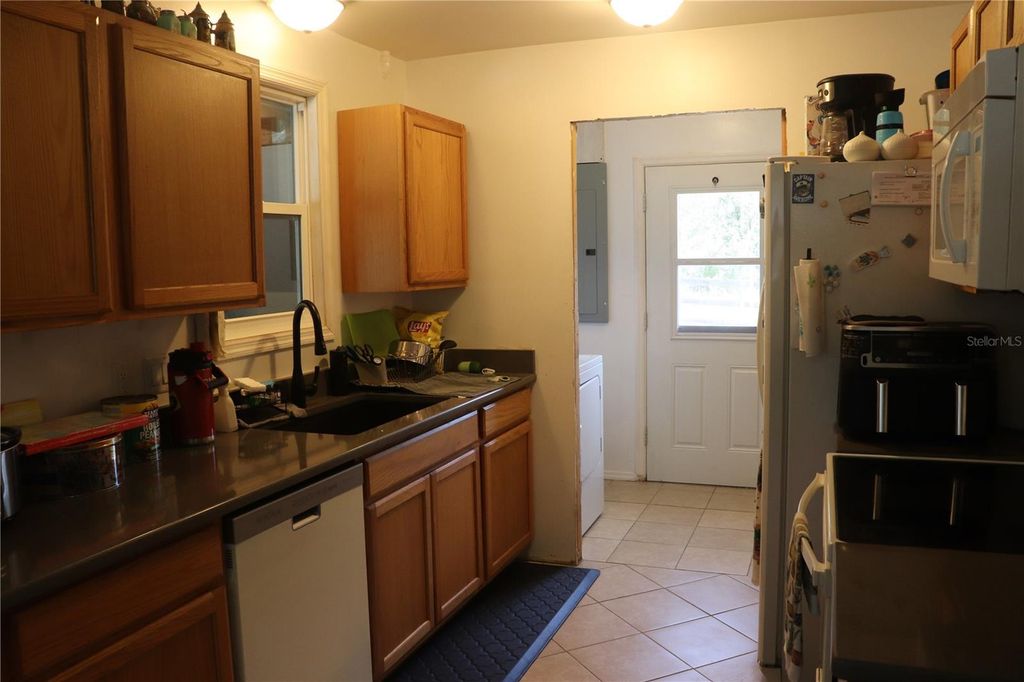 Image 3 of property listing at 19511 SE 110TH AVENUE, Inglis, FL 34449