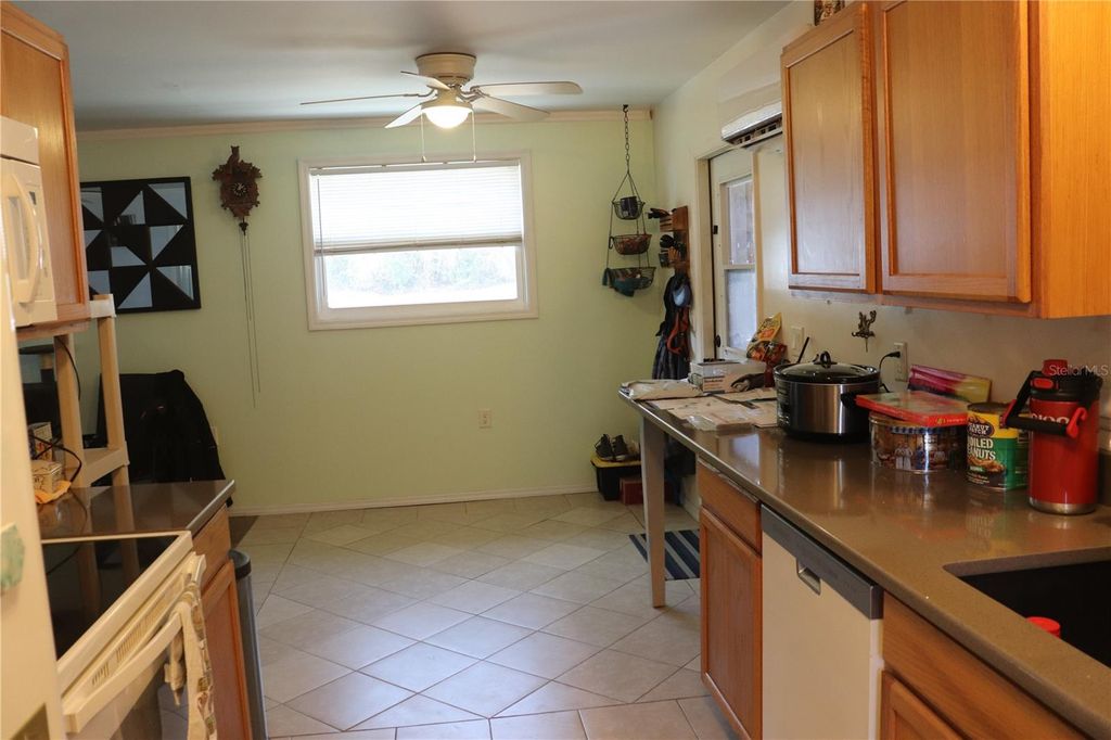 Image 7 of property listing at 19511 SE 110TH AVENUE, Inglis, FL 34449